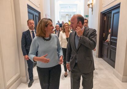 La vicepresidenta de Gobierno y ministra para la Transición Ecológica, Teresa Ribera, conversa con  Juan Manuel Cendoya, vicepresidente de Santander España.