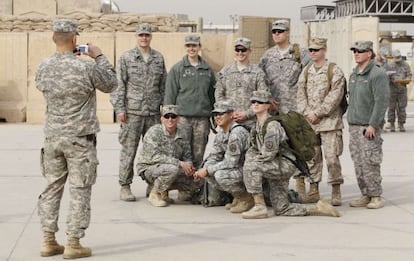 Militares estadounidenses posan para una foto antes de la ceremonia en Bagdad.