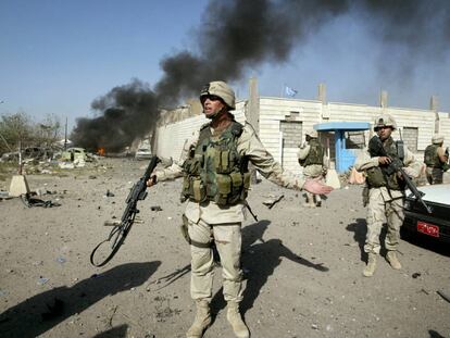 Una patrulla estadounidense, frente a la sede la ONU en Bagdad objetivo de un atentado en agosto de 2003.