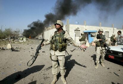 Una patrulla estadounidense, frente a la sede la ONU en Bagdad objetivo de un atentado en agosto de 2003.