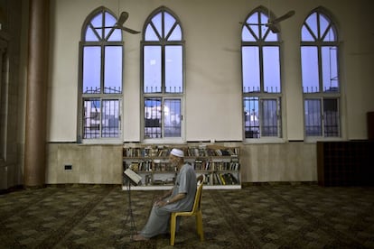 Mes del Ramadán. Un hombre musulmán palestino lee el Corán durante la oración de la mañana, en una mezquita en la ciudad cisjordana de Ramala.