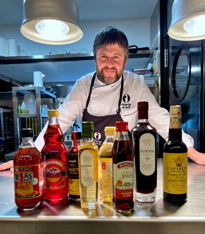 El cocinero Chechu González con la variedad de vinagres con los que elabora sus escabeches.