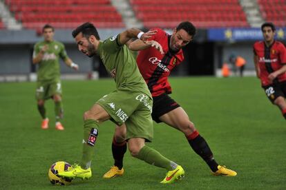 Dos jugadores luchan por el balón durante el Mallorca-Sporting
