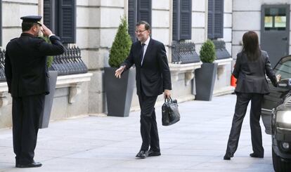 Mariano Rajoy, que se juega el 20-D ser el primer presidente del Gobierno que puede no repetir en el cargo, a su llegada al Congreso para la última sesión de control al Gobierno de la X Legislatura.