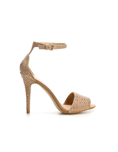 Con pedrería. Sandalias con piedrecitas de la nueva colección de Zara (49,95 euros).
