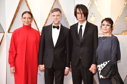 Parte del equipo de la película 'El hilo invisible' en la alfombra roja de los Oscar 2018. Desde la izquierda, la actriz Maya Rudolph, el director de cine Paul Thomas Anderson, el compositor de la banda sonora Jonny Greenwood y su pareja, la artista visual Sharona Katan .    


  
