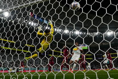 El reamte de cabeza de Famara Diedhiou que acabó en gol, el segundo de Senegal.