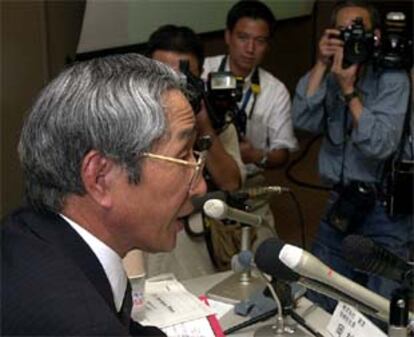 El presidente de Toshiba, Tadashi Okamura, durante una conferencia de prensa en Tokio