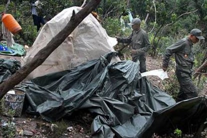 Soldados marroquíes inspeccionan uno de los campamentos donde vivían los subsaharianos que saltaron la valla fronteriza de Ceuta en los últimos días.