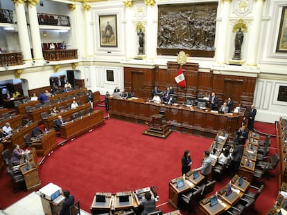 El Congreso debate este martes el adelanto electoral en Perú
