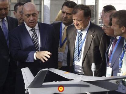 El ministro de Inerior junto con la maqueta de un avi&oacute;n ligero este martes.