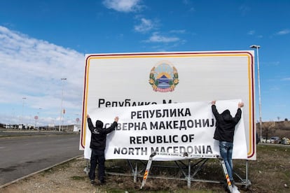 Operarios trabajan para cambiar las señales en la frontera entre Macedonia y Grecia. El acuerdo entre Skopje y Atenas para cambiar el nombre de Macedonia a Macedonia del Norte entró en vigor el 12 de febrero de 2019 después de que se publicaran los cambios constitucionales.
