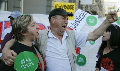 Participantes en la concentraci&oacute;n convocada por la PAH.