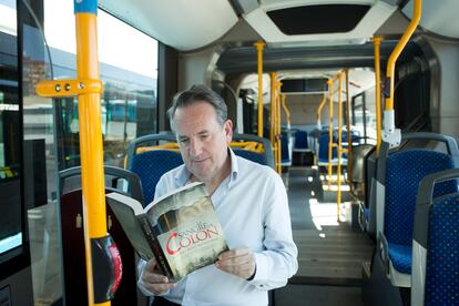 Malaga (España) 21/05/2020 Entrevista al escritor Miguel Ruiz con su ultimo libro montado en un autobus en las instalaciones de la Empresa Municipal de Transportes (EMT), ya que es tambien el gerente de dicha empresa.
Foto: Garcia-Santos