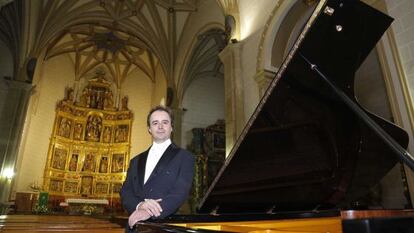 Alberto Urroz, junto al piano antes de un concierto en la iglesia de Mendigorria.