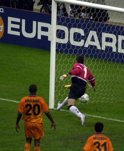 Cañizares marca um gol na final de 2000, entre o Valência e o Real Madrid. O Valência perdeu por 3-0.