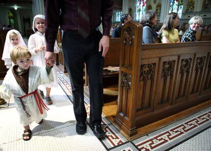 Ni&ntilde;o disfrazado de su santo favorito