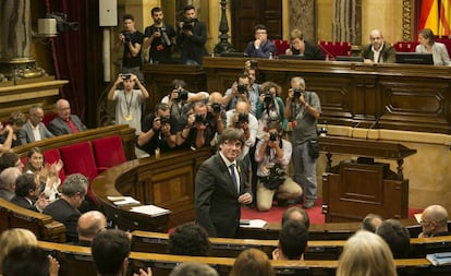 Carles Puigdemont, durante la votación en el Parlament para la declaración unilateral de independencia, el  27 de octubre de 2017. 