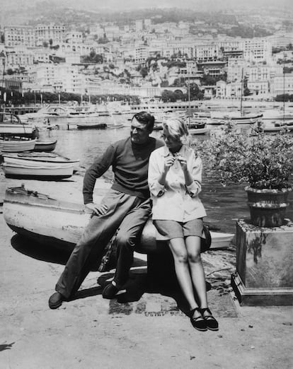 Grace Kelly. La actriz, todo elegancia junto a Cary Grant en el ‘set’ de rodaje de 'Cómo atrapar a un ladrón' (Alfred Hitchcock, 1955).

