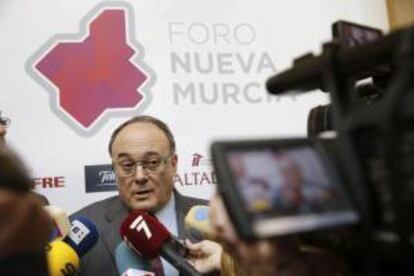 El gobernador del Banco de España, Luis María Linde, atiende a la prensa antes de la conferencia-coloquio del Foro Nueva Murcia, en la que ha analizado los últimos indicadores económicos, hoy en la capital murciana.