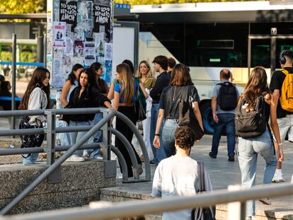 Jóvenes en el entorno de la Universidad Complutense de Madrid.