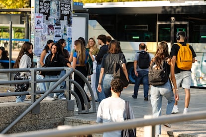 Jóvenes en el entorno de la Universidad Complutense de Madrid.