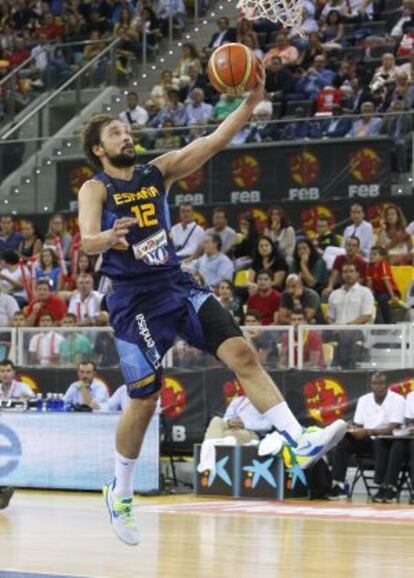 Sergio Llull entra a canasta durante el partido ante Senegal.