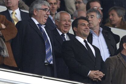 Daniel Sánchez Llibre y Joan Laporta, en el palco del estadio de Cornellà antes del comienzo del partido.