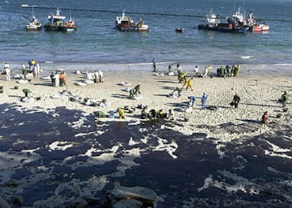 Labores de limpieza en la playa de Figeiras, en las islas Cíes