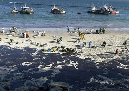 Labores de limpieza en la playa de Figeiras, en las islas Cíes