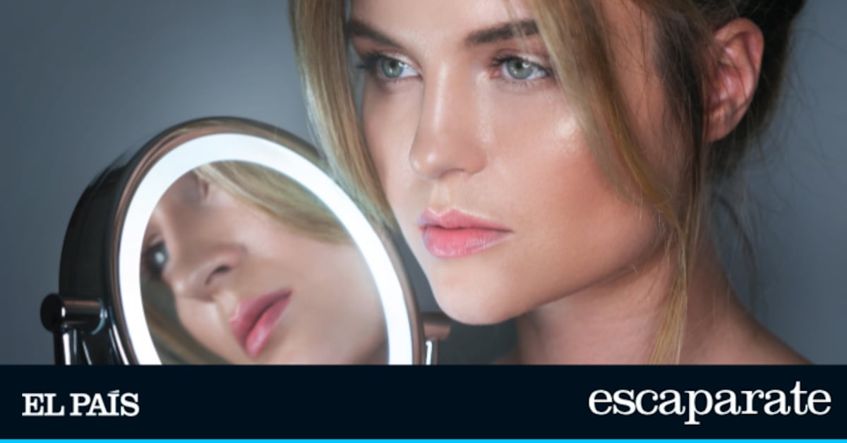 Este espejo de aumento con ventosa, luz LED y altura ajustable es ideal para maquillarse (y no necesita obras ni pilas)