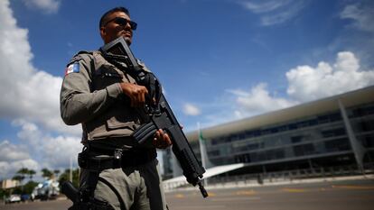Un miembro de la Fuerza Nacional de Seguridad Pública de Brasil, ante el Palacio de Planalto, en Brasilia, este jueves.