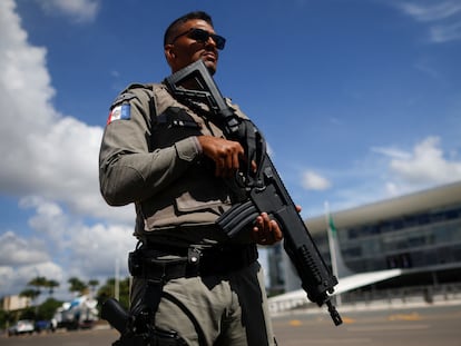 Un miembro de la Fuerza Nacional de Seguridad Pública de Brasil, ante el Palacio de Planalto, en Brasilia, este jueves.