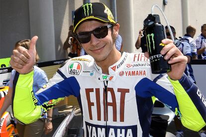 Valentino Rossi se ha impuesto en la disputa por la 'pole' tras una carrera muy peleada con Lorenzo, Pedrosa y Stoner.