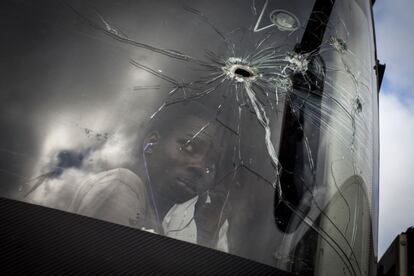 Un pasajero de un autobús observa a través de un agujero de bala junto a la carretera norte-sur principal Mozambique.
