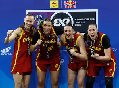 De izquierda a derecha, Alba Prieto, Cecilia Muhate, Ainhoa Gervasini y Vega Gimeno, con la plata.