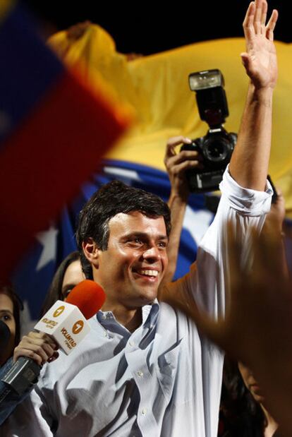 Leopoldo López saluda a sus simpatizantes, el viernes en Caracas.