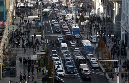 La medida, que arranca este viernes en fase informativa, da de plazo hasta febrero para que los conductores se adapten a las restrcciones de circulación. Hasta entonces todos los vehículos no autorizados que accedan a Madrid Central serán apercibidos. En la imagen, automóviles y peatones cubren la Gran Vía, un día antes de la entrada en vigor de Madrid Central.