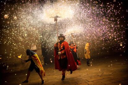 'Correfocs' durante una manifestación por la independencia el 10 de septiembre de 2017 en Vilafranca del Penedés.