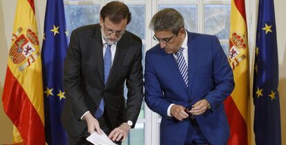 El presidente del Gobierno y del PP, Mariano Rajoy, y el líder de Nueva Canarias, Román Rodríguez, durante la firma del acuerdo por el que la formación nacionalista canaria garantiza su apoyo a los Presupuestos Generales del Estado de 2017.