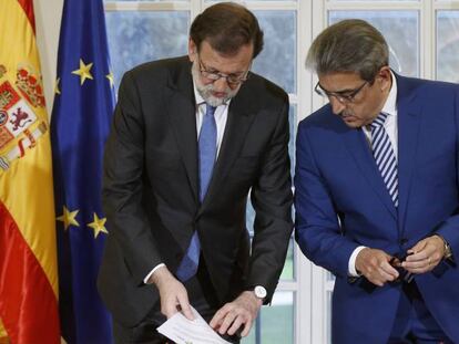 El presidente del Gobierno y del PP, Mariano Rajoy, y el l&iacute;der de Nueva Canarias, Rom&aacute;n Rodr&iacute;guez, durante la firma del acuerdo por el que la formaci&oacute;n nacionalista canaria garantiza su apoyo a los Presupuestos Generales del Estado de 2017.