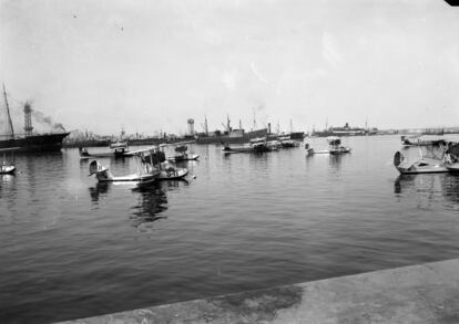 Escuadrilla de reconocimiento de hidros S.62, en el puerto de Barcelona.