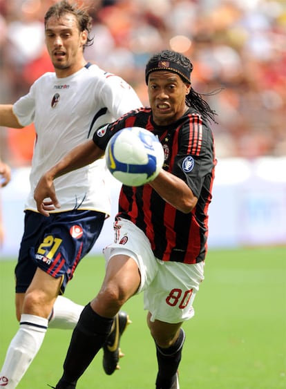 Ronaldinho, en un partido contra el Bolonia.