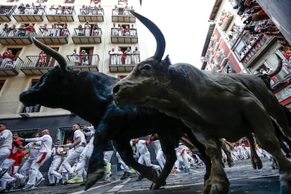 Los astados a su llegada a la curva de Mercaderes. 