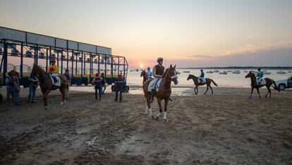 Un grupo de jinetes en las carrera de caballos de Sanlúcar de Barrameda.