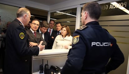 Serafín Castellano, Luis Santamaría e Isabel Bonig visitan las nuevas instalaciones de la Policía Nacional en la para del metro de Colón en Valencia.