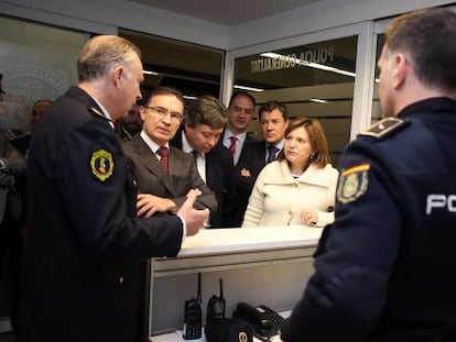 Serafín Castellano, Luis Santamaría e Isabel Bonig visitan las nuevas instalaciones de la Policía Nacional en la para del metro de Colón en Valencia.