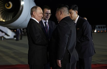 El presidente norcoreano, Kim Jong-un, recibe al presidente ruso, Vladimir Putin, a su llegada a Pyongyang. 