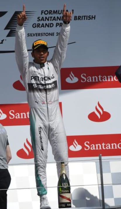 Hamilton celebra la victoria en Silverstone