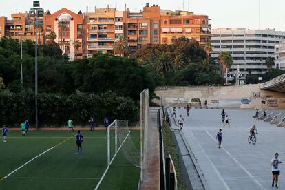 Un campo de fútbol, junto al puente de Calatrava y la estación subterránea del metro.